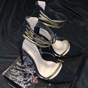 AKIRA heels!